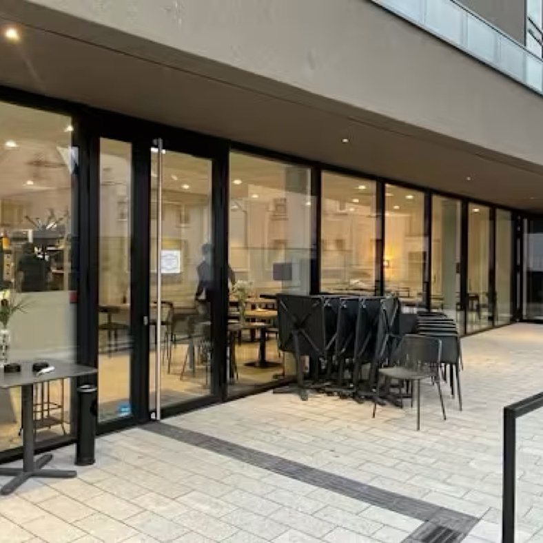 La terrasse et la façade vitrée du restaurant