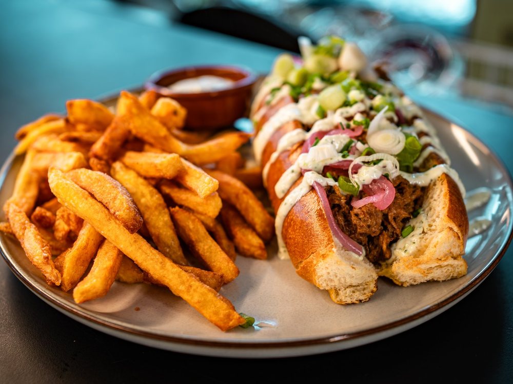 Un plat généreux et ses frites, prêt à emporter