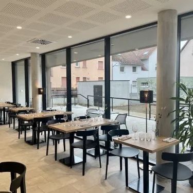 La salle en enfilade et ses grandes baies vitrées