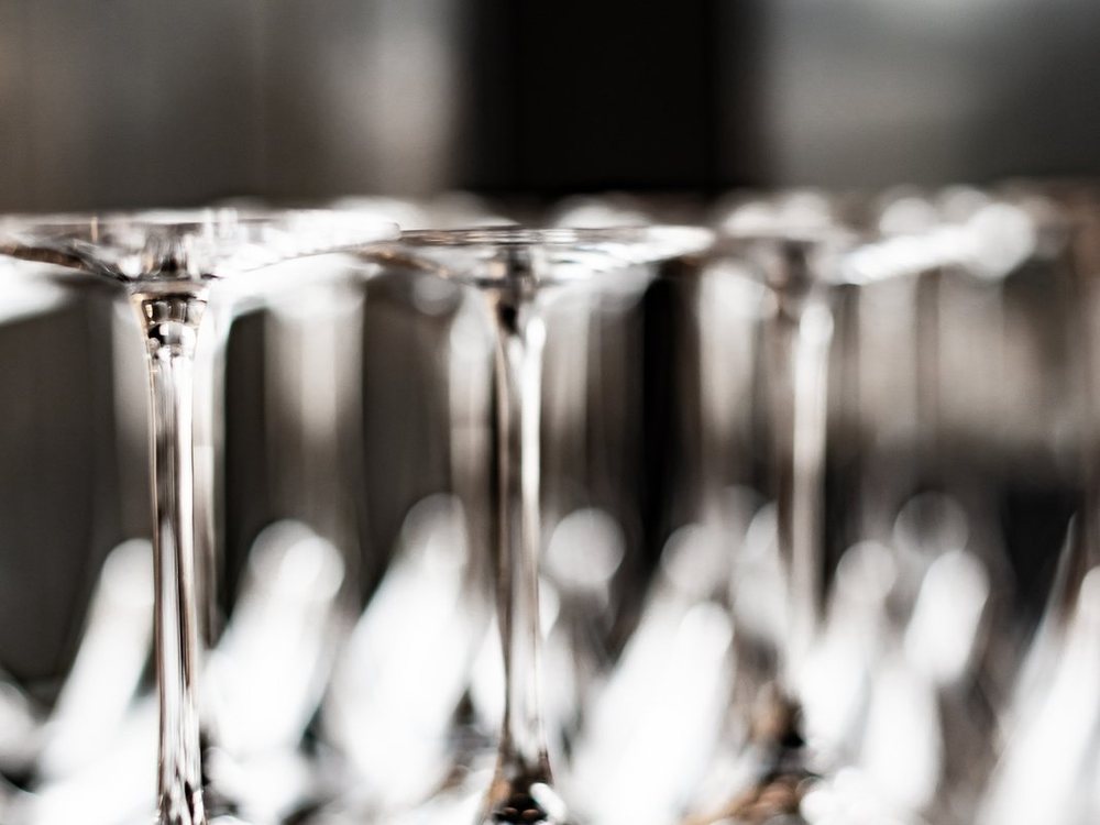 Des verres suspendus au-dessus du bar